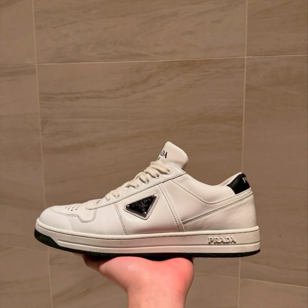 Prada 三角標小白鞋